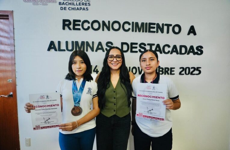 Directora general del Cobach reconoce a estudiantes destacadas