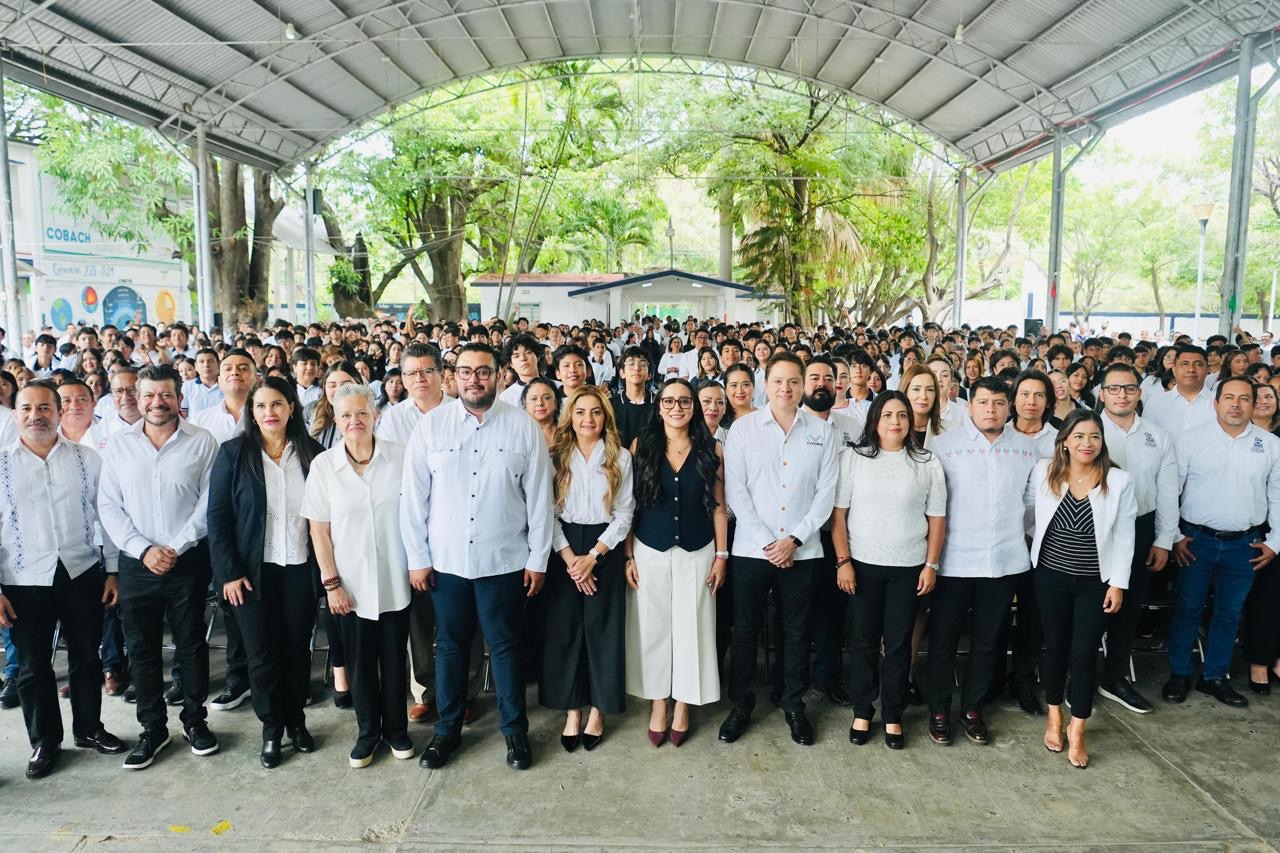 Viridiana Figueroa García encabezó este lunes la ceremonia de honores a la bandera en el plantel 13 Tuxtla Oriente