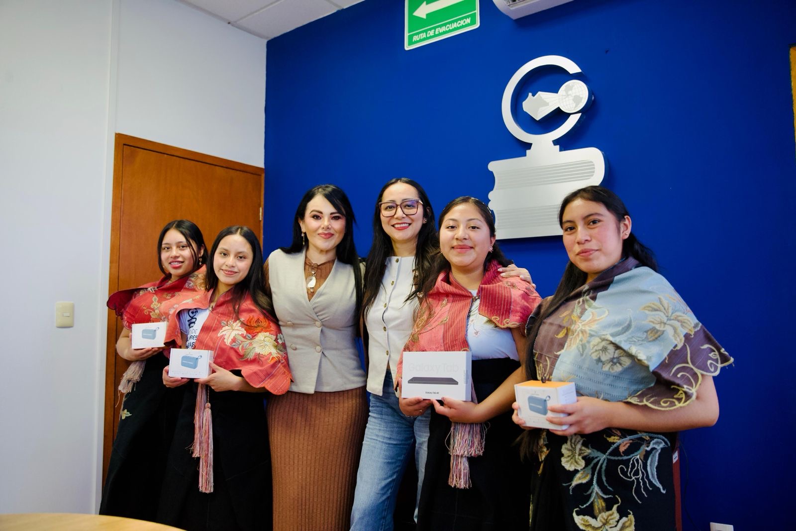 La directora general, Viridiana Figueroa, y la secretaria Anticorrupción y Buen Gobierno, Ana Laura Romero, convivieron con estudiantes indígenas del plantel 120 Nachig de Zinacantán, que han destacado en este certamen.