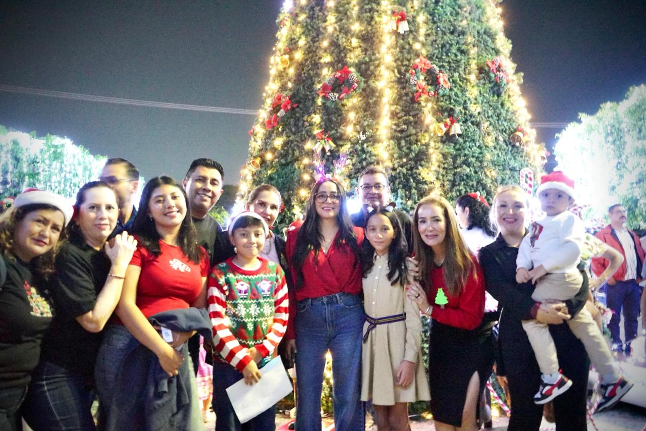 Acompañada por el personal de Oficinas Centrales y sus familias, la directora general. Viridiana Figueroa García, encabezó el conteo regresivo que iluminó el árbol y marcó el comienzo de una noche festiva.