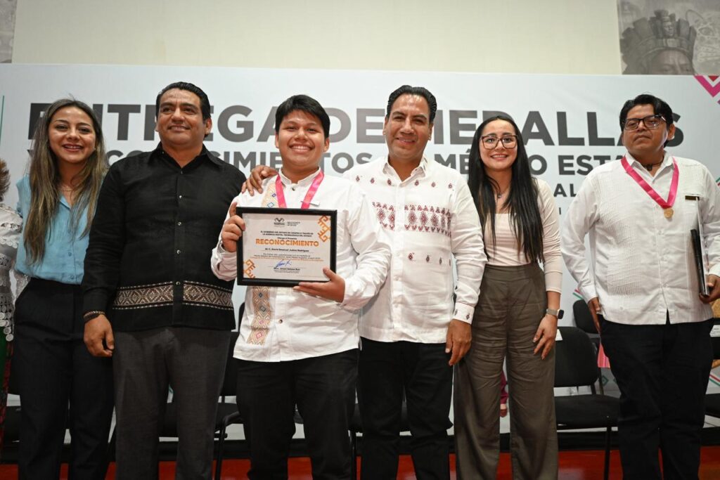 A nombre de la comunidad educativa, la directora general Viridiana Figueroa García reconoció este importante logro.